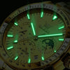 Montre chronographe homme Amiens dorée portée au poignet