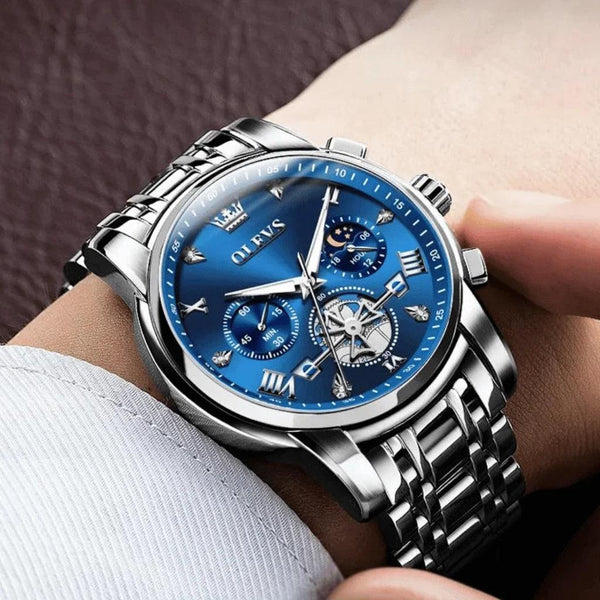 Montre chronographe homme OLEVS Grenoble bleue portée au poignet