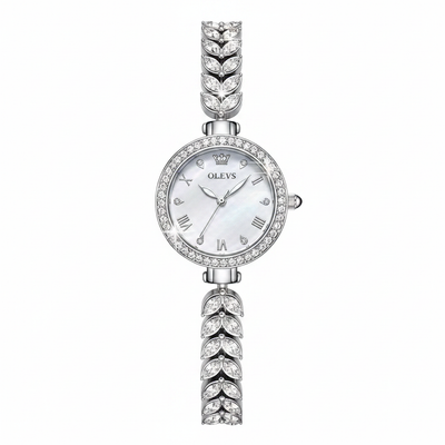 Montre femme OLEVS Brigitte argentée vue de face sur fond blanc