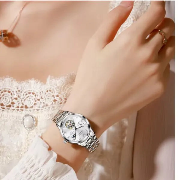 Montre femme OLEVS Charlotte, cadran argenté portée au poignet
