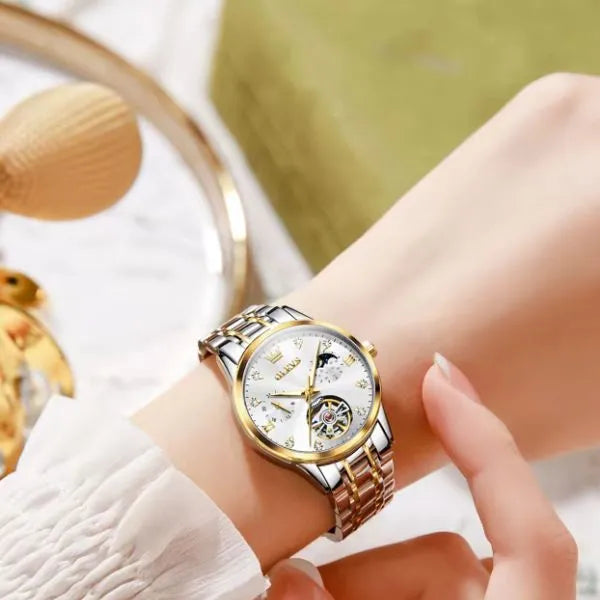 Montre femme OLEVS Charlotte à cadran blanc portée au poignet