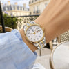 Montre femme OLEVS Colette blanche portée au poignet, bracelet bicolore en acier