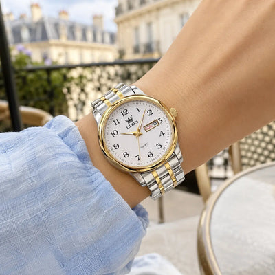 Montre femme OLEVS Colette blanche portée au poignet, bracelet bicolore en acier