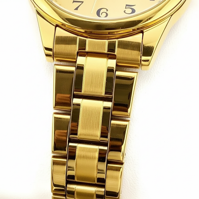 Détail du bracelet en acier doré de la montre femme OLEVS Colette