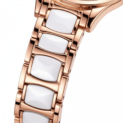 Détail du bracelet en céramique blanche et acier doré rose de la montre OLEVS Giselle rouge