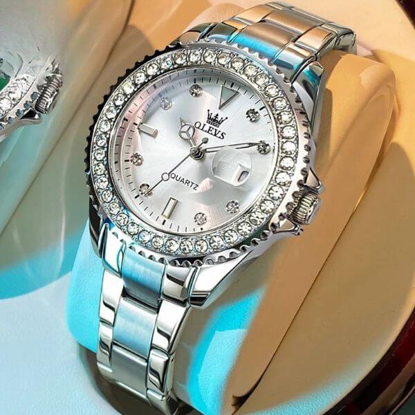 Montre Olevs Apolline argentée à cadran blanc présentée sur un coussin