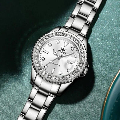 Montre Olevs Apolline argentée à cadran blanc dans une présentation élégante