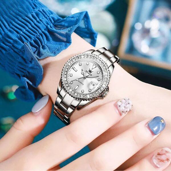 Montre femme Olevs Apolline à cadran blanc portée au poignet