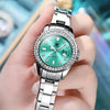 Montre femme Olevs Apolline à cadran vert tenue à la main