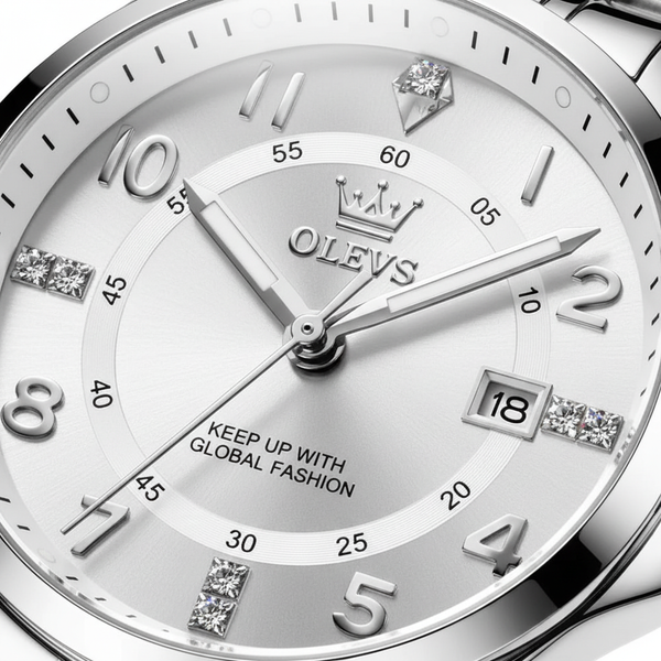 Gros plan sur le cadran argenté et les index sertis de la montre OLEVS Valentine