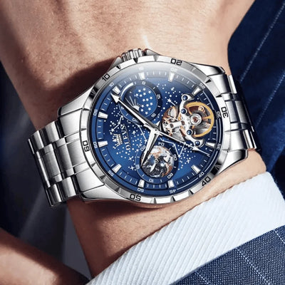 Montre mécanique OLEVS Tours bleue portée au poignet, mécanisme apparent