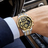 Montre homme OLEVS Le Mans portée au poignet, cadran noir et bracelet bicolore