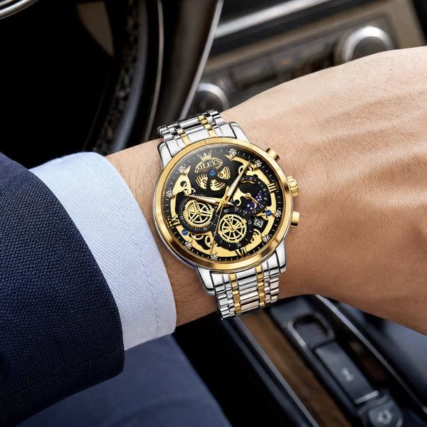 Montre homme OLEVS Le Mans portée au poignet, cadran noir et bracelet bicolore