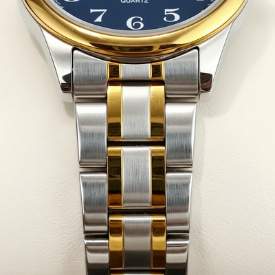 Détail du bracelet en acier bicolore argenté et doré de la montre Olevs Colette
