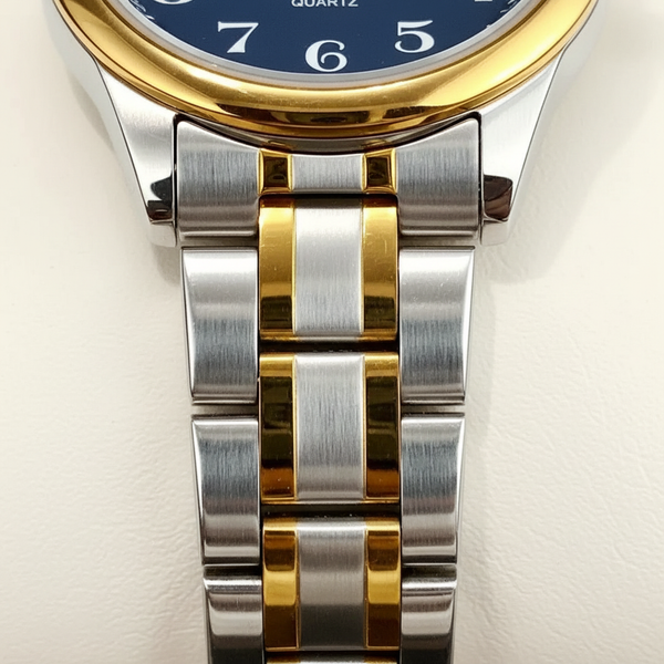 Détail du bracelet en acier bicolore argenté et doré de la montre Olevs Colette
