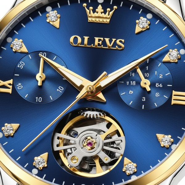 Gros plan sur le cadran bleu multifonction et le cœur ouvert de la montre OLEVS Charlotte