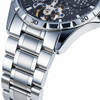Détail du boîtier argenté et du bracelet acier de la montre Olevs Tours
