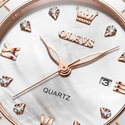 Gros plan sur le cadran blanc nacré avec index brillants de la montre Olevs Margot