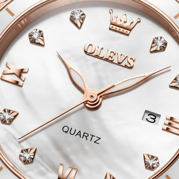 Gros plan sur le cadran blanc nacré avec index brillants de la montre Olevs Margot